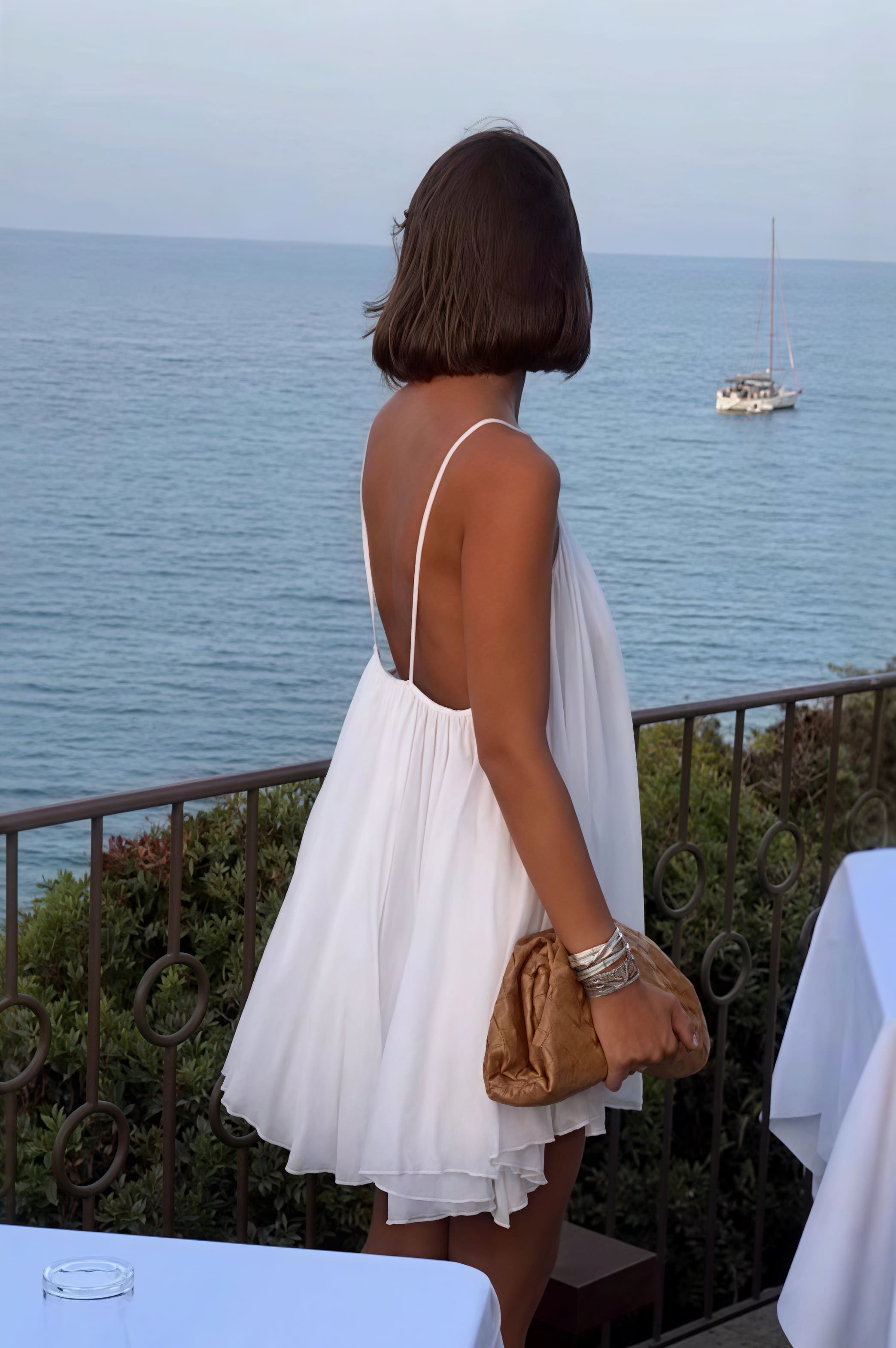 Solides, plissiertes, fließendes Mini-Trägerkleid