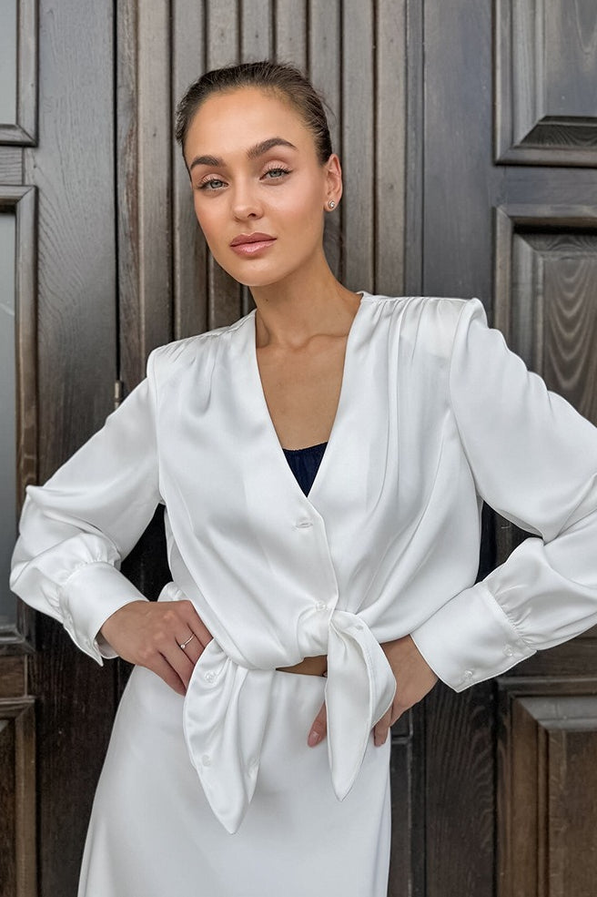 Completo gonna e camicia a maniche lunghe con scollo a V in raso simile all'acetato