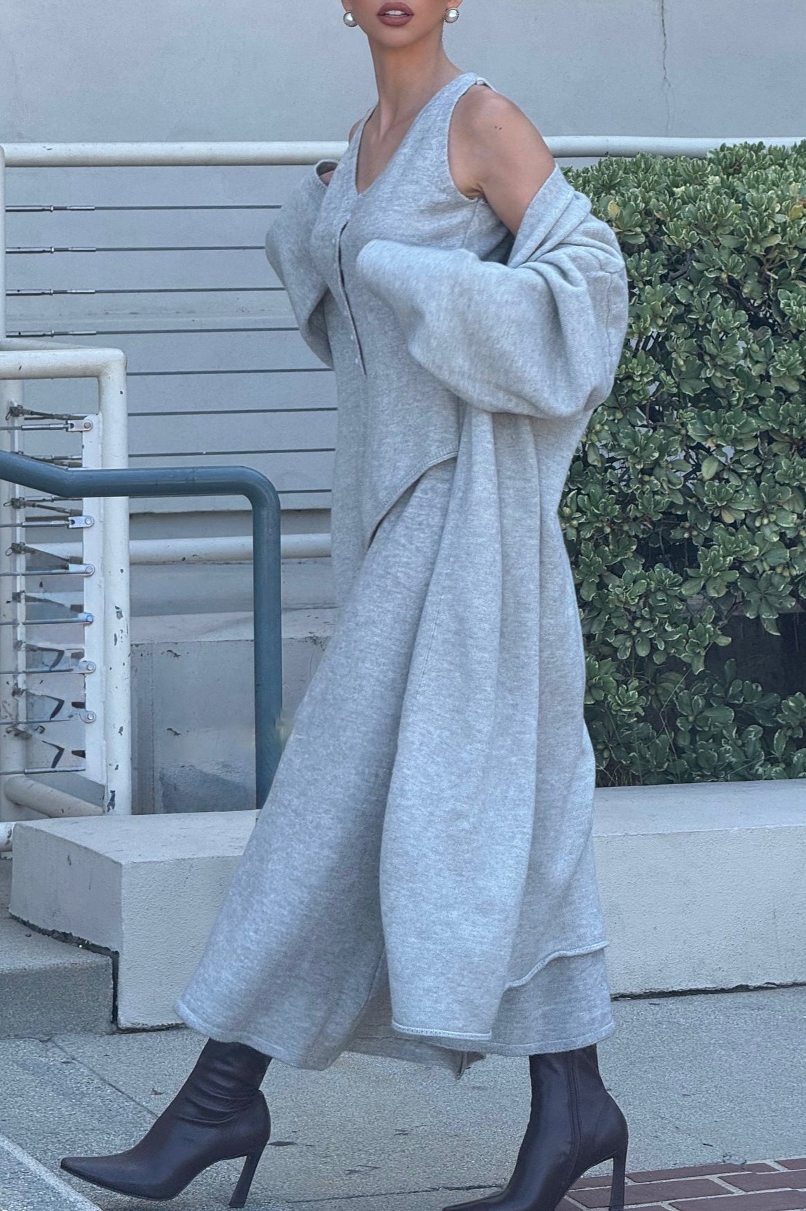 Completo tre pezzi composto da gilet e gonna lunga in maglia grigia vintage