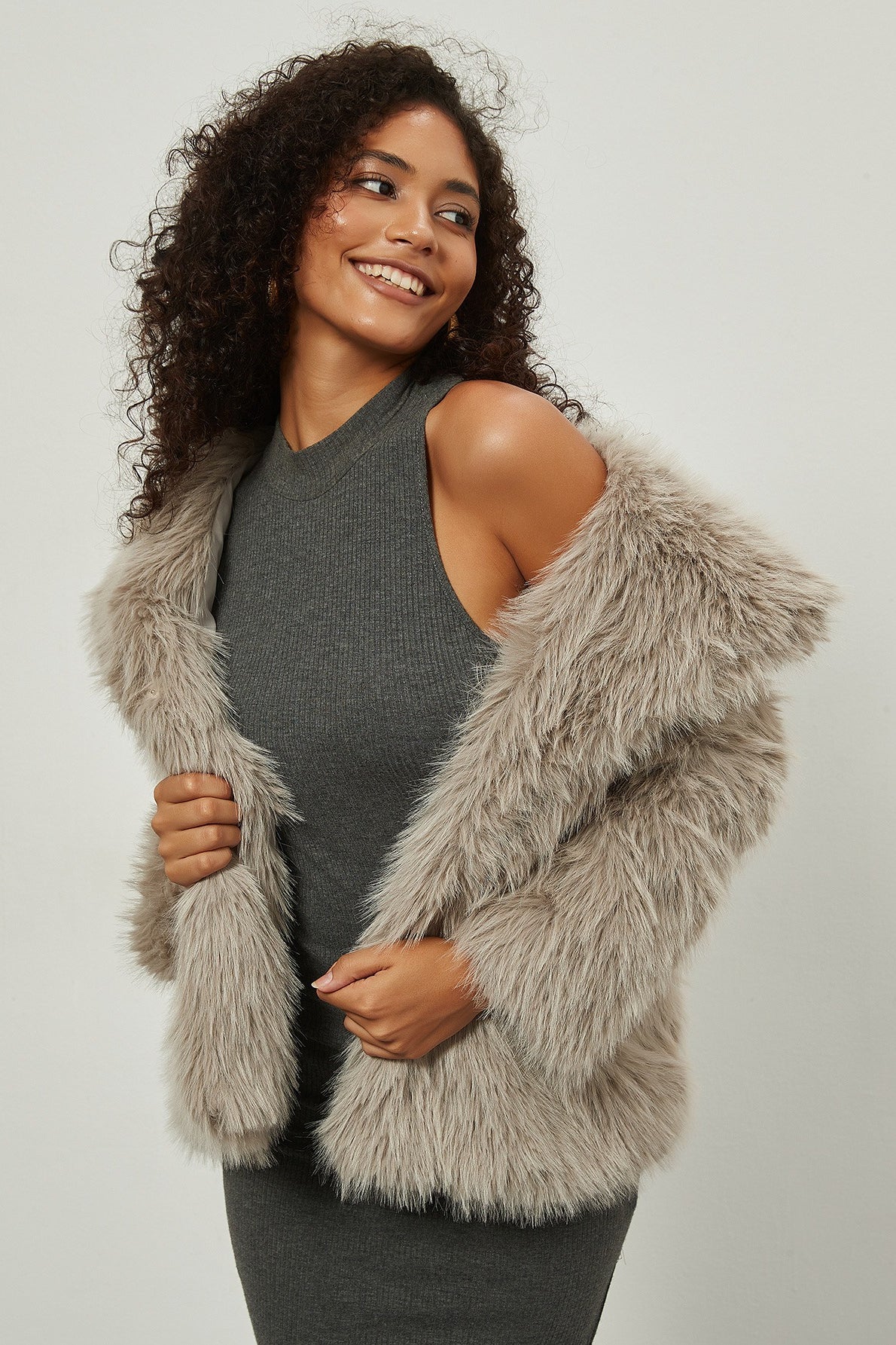 Cappotto invernale con rever a incavo in pelliccia sintetica