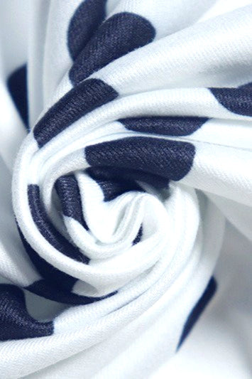 Svádivé minišaty s puntíky a průstřihy