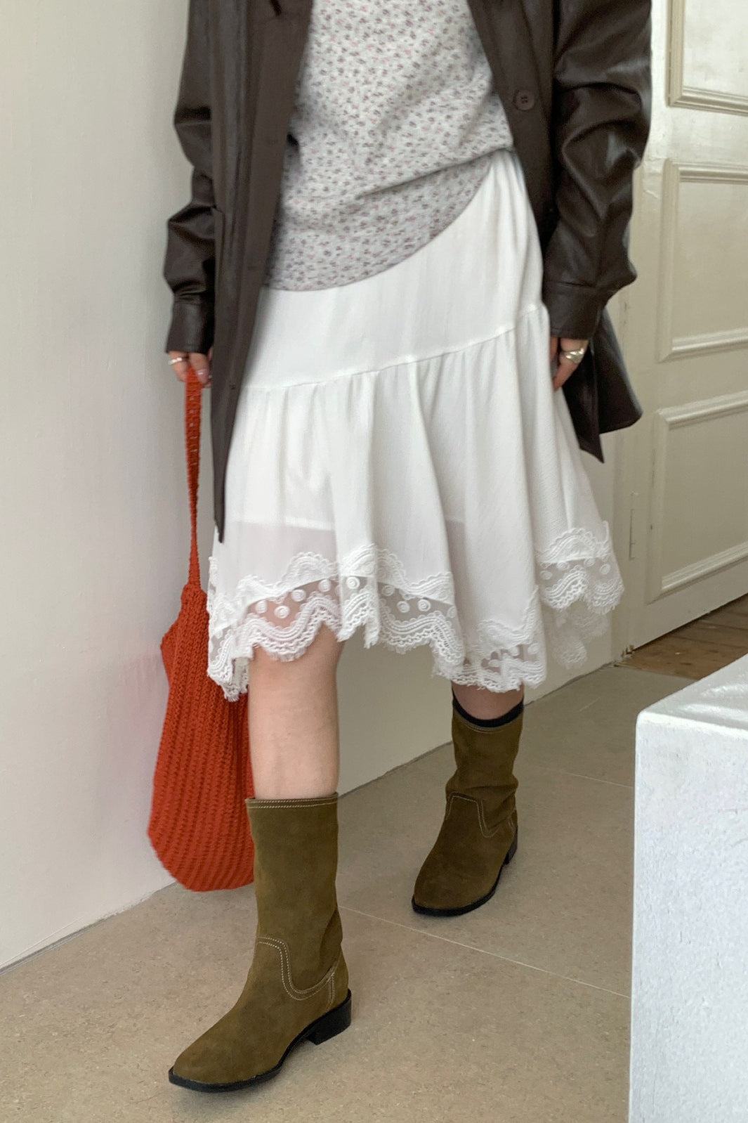 Modischer eleganter asymmetrischer Midirock mit Spitzenbesatz