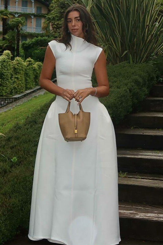 Solides ärmelloses Kleid mit geraffter Taille und elegantem Schnitt