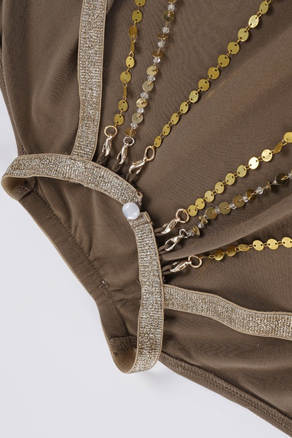 Rückenfreies, eng anliegendes Minikleid mit Fledermausärmeln und Kettendekor