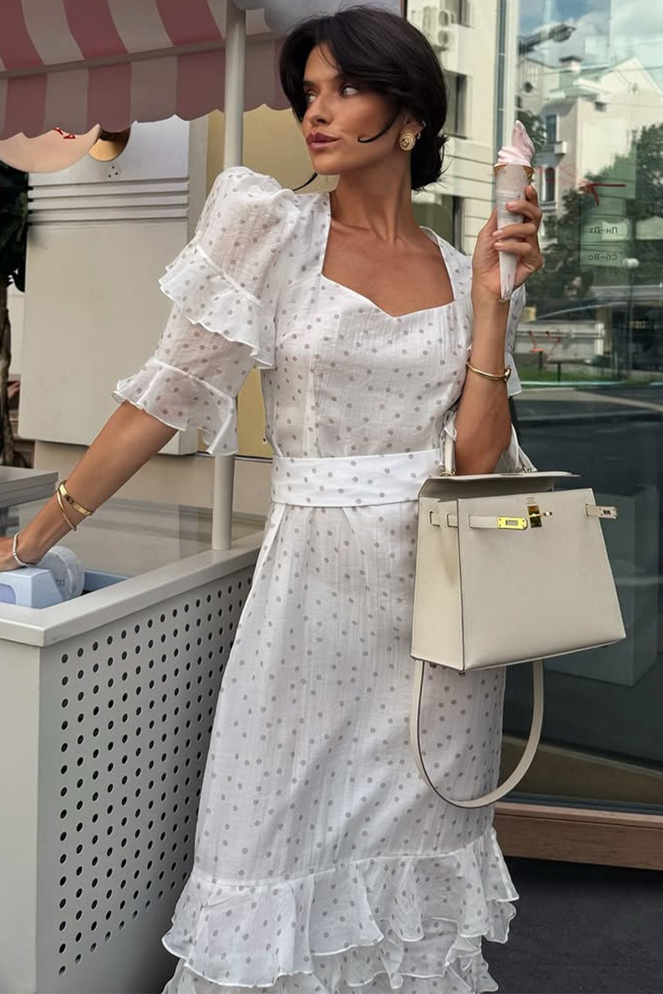 Bílé šaty s nafouklými rukávy, volánky a těsně přiléhající dlouhou sukní