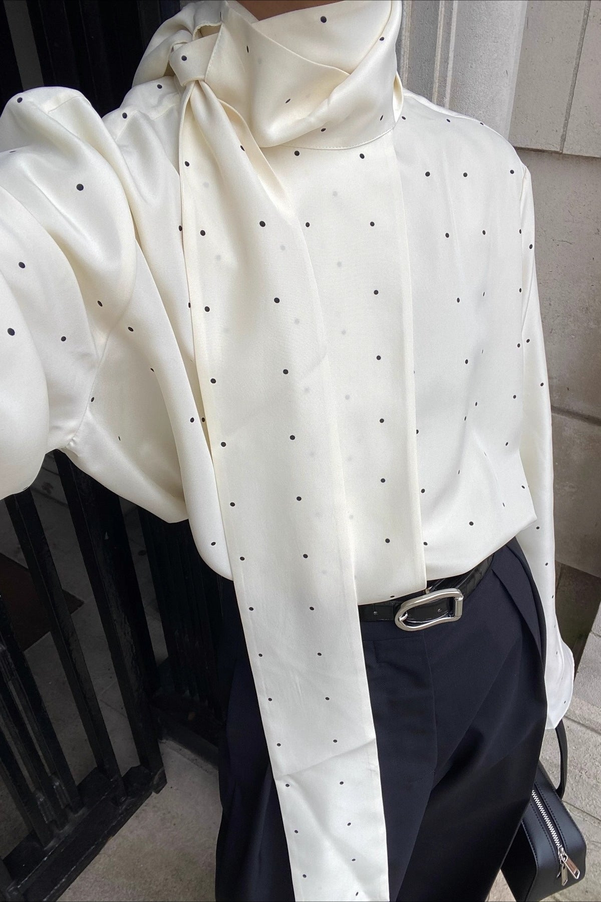 Camicia sciolta da pendolare a pois con nastro