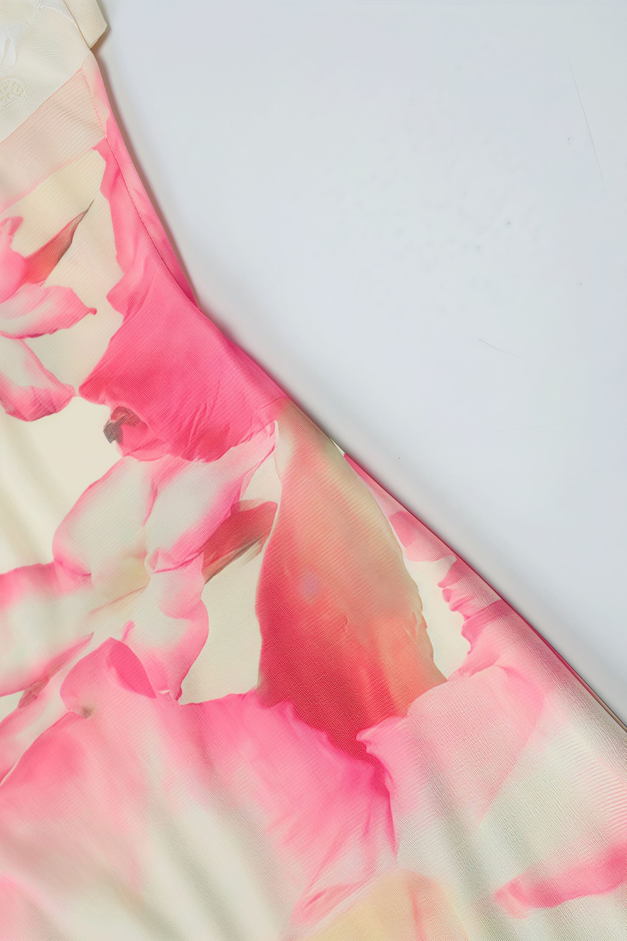 Maxi šaty s květinovým potiskem, krajkovým záplatovým vzorem, odhalenými rameny a otevřenými zády