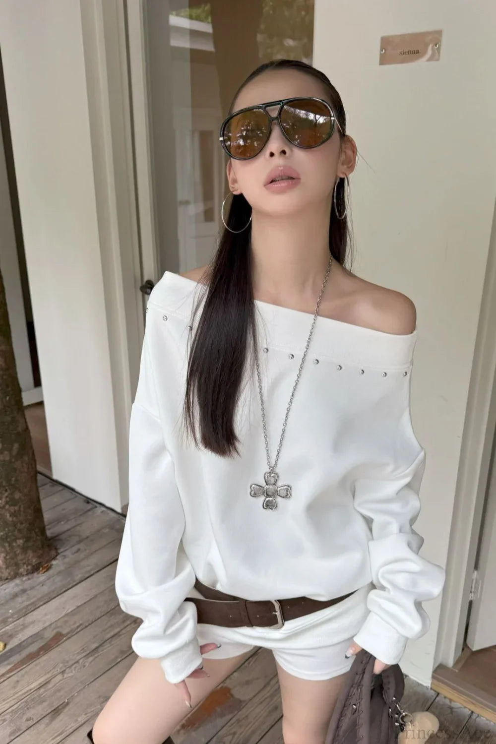 Sweat ample à rivets asymétrique à épaules dénudées