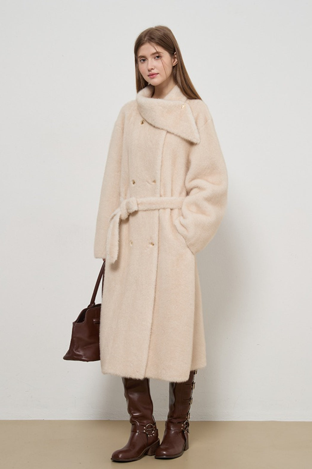 Abrigo largo elegante de señora de tweed con piel sintética lujosa