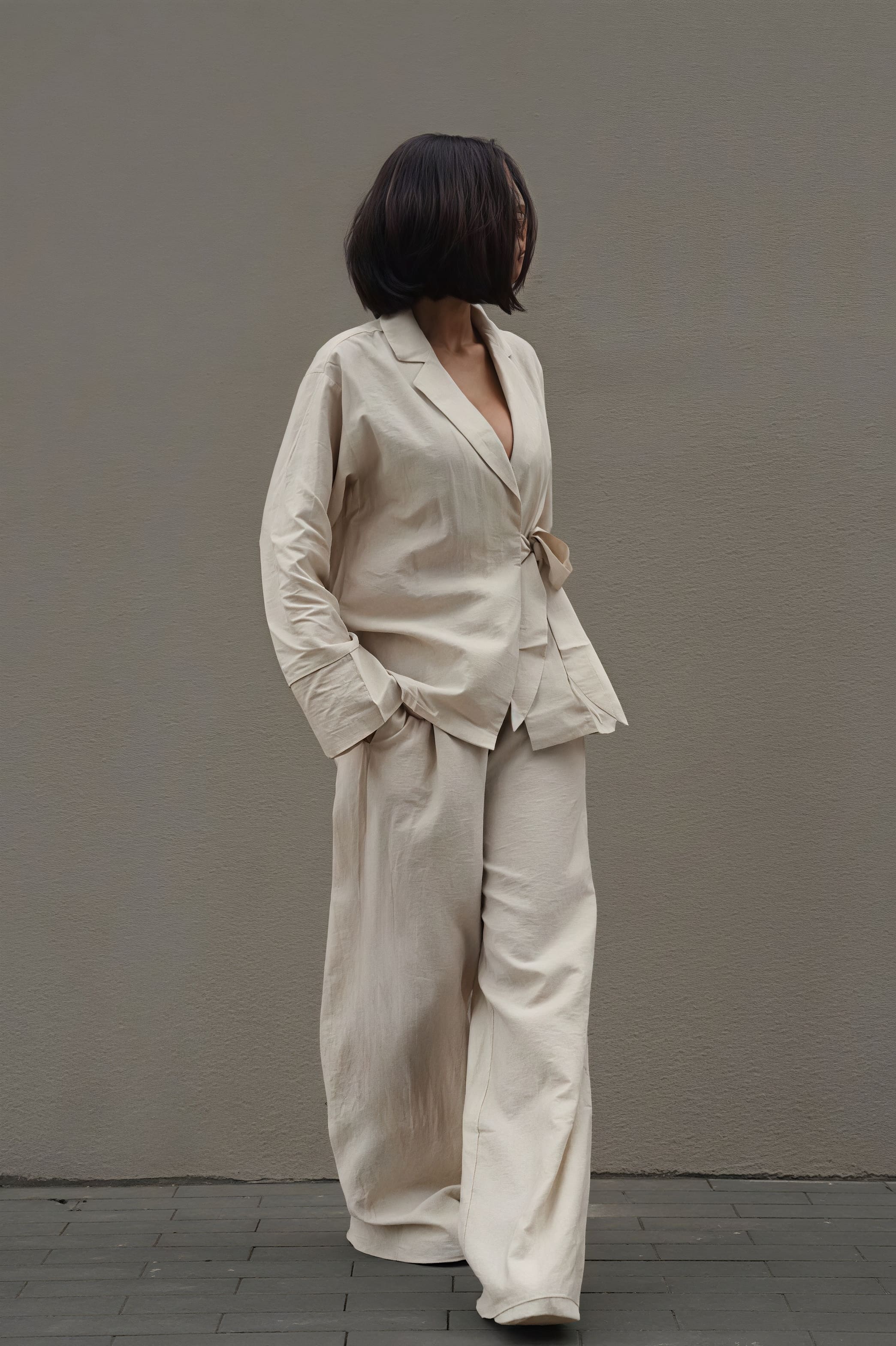 Completo due pezzi con cardigan annodato davanti e pantaloni larghi