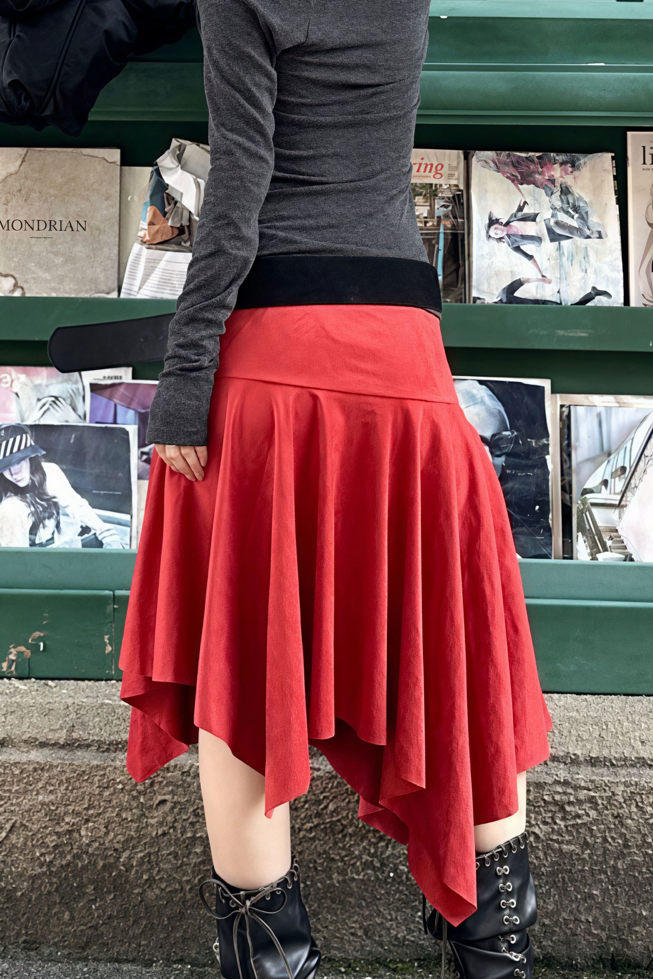 Schicker Wildleder-Rock mit hohem Bund und asymmetrischem Schnitt