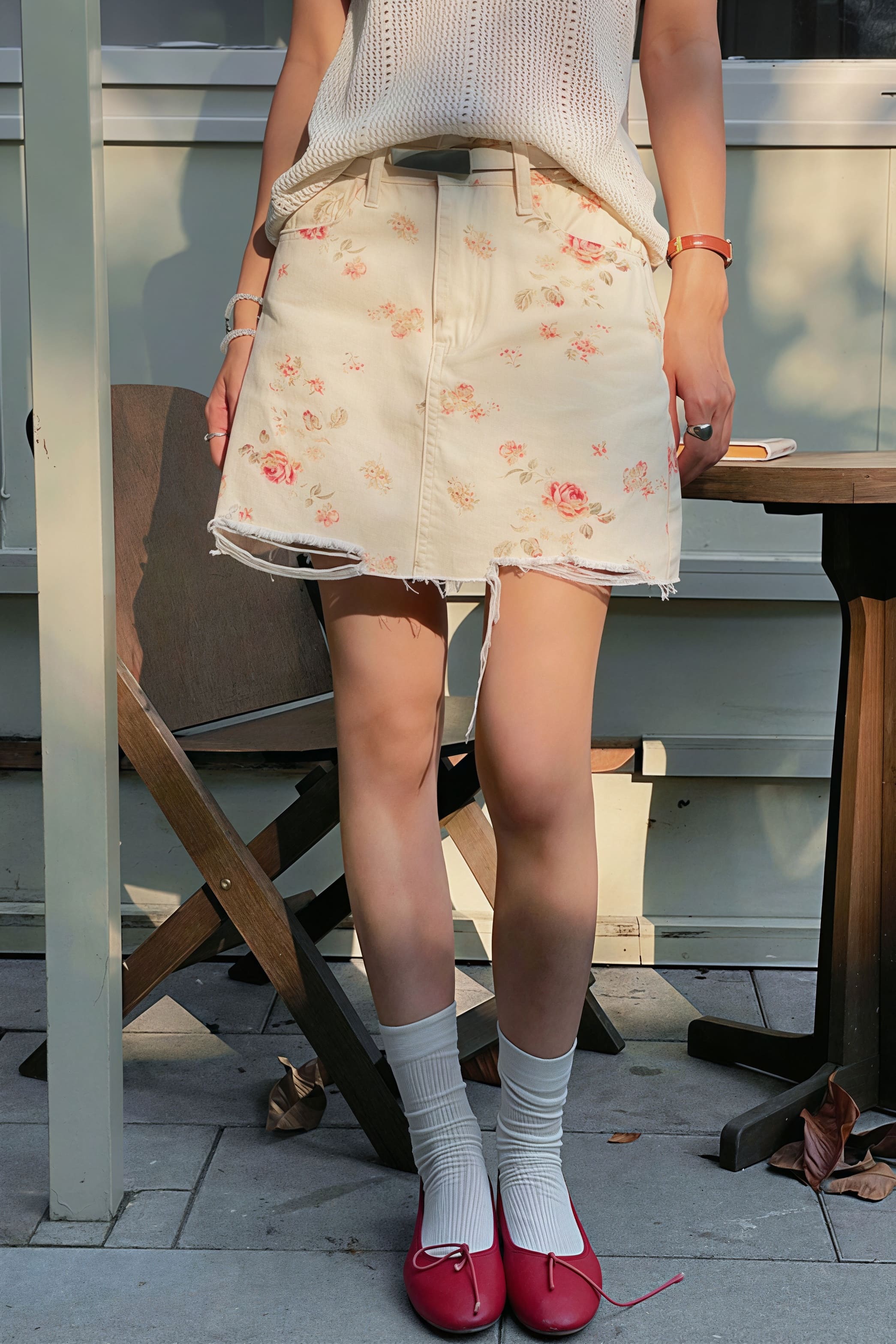 Gonna corta aderente a vita alta in denim con motivo floreale d'epoca