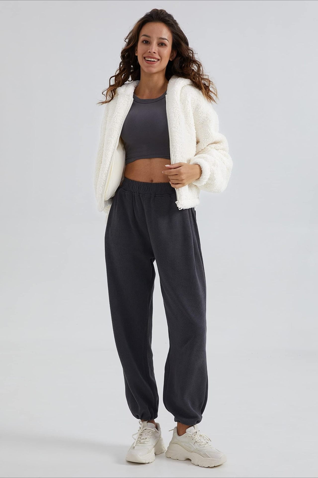 Flauschige Kapuzenjacke mit Reißverschluss und kurzem Schnitt