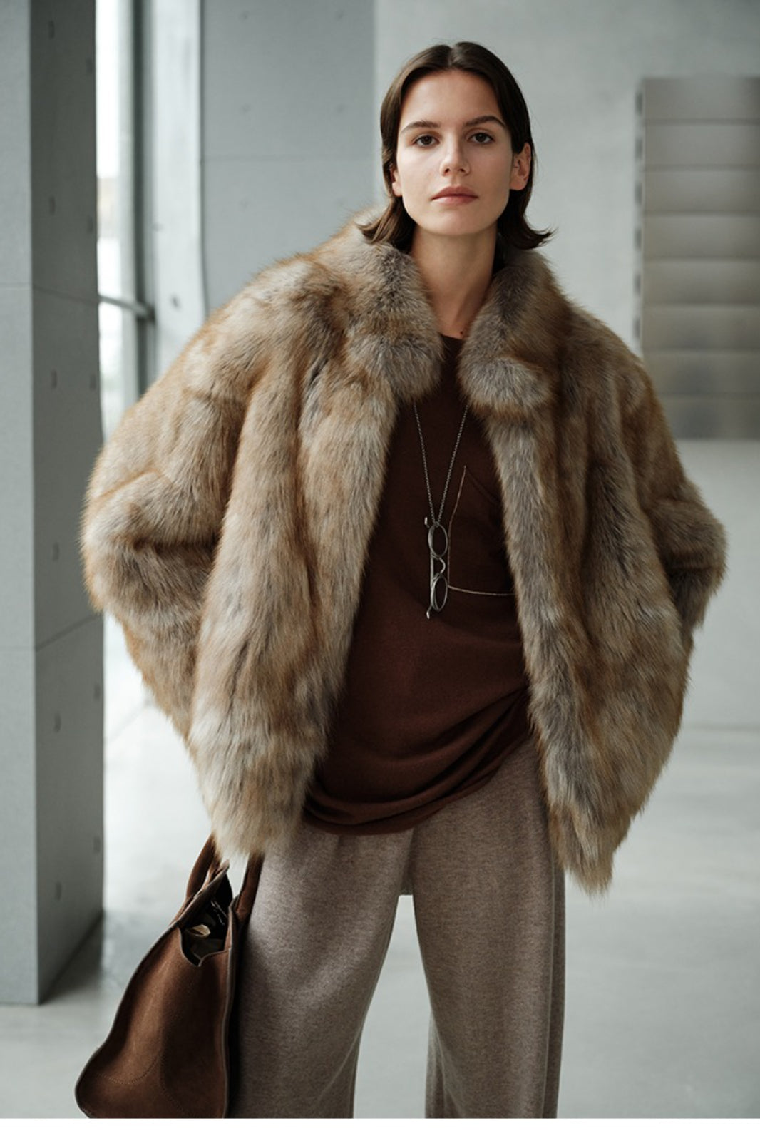 Minimalistischer Mantel mit mittlerer Länge, Kunstpelz und Stehkragen