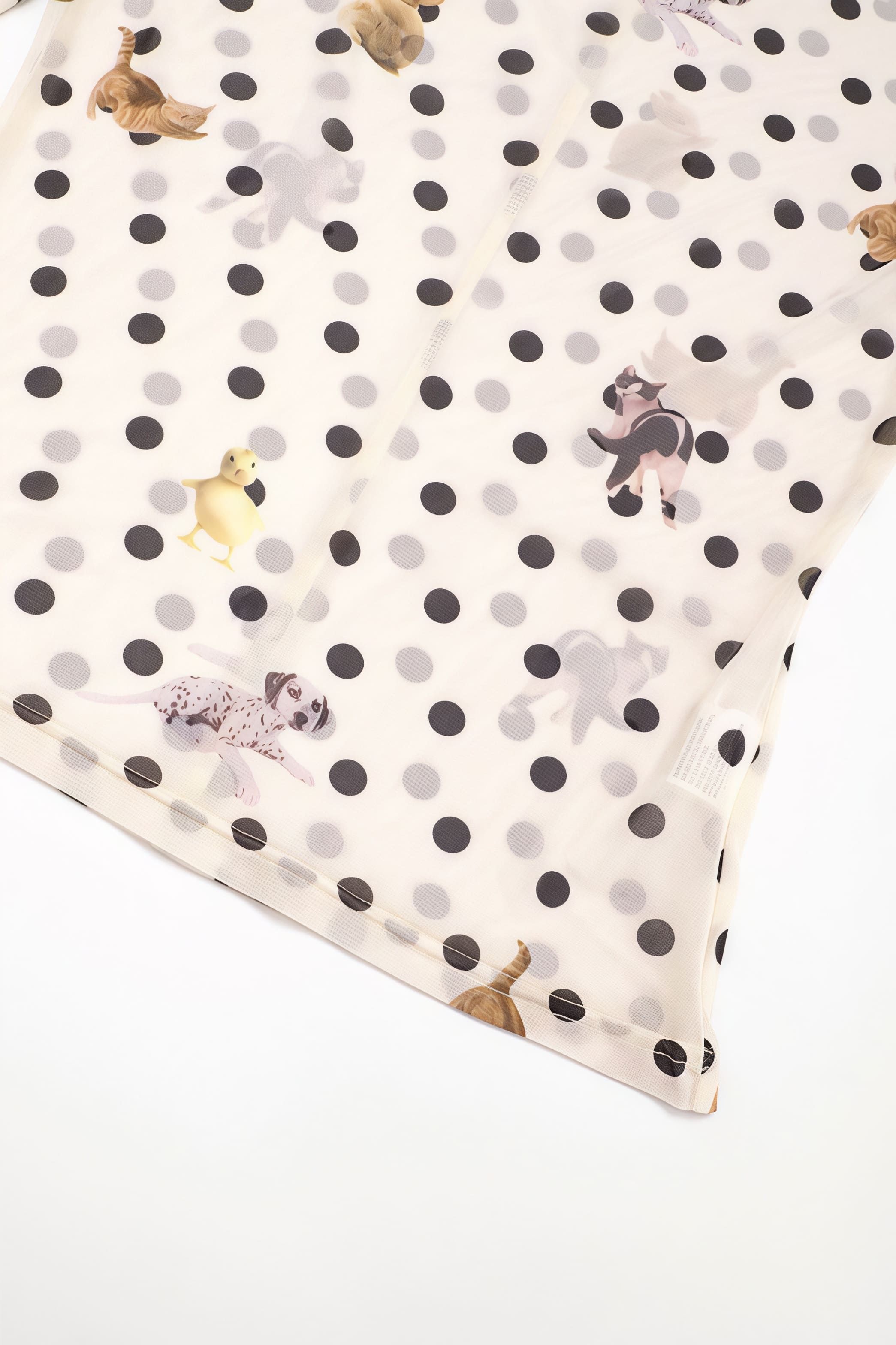 Schmal geschnittene Bluse mit kurzem Schnitt und Tiermuster