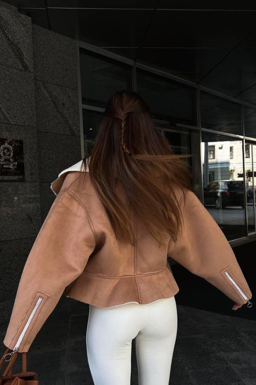 Abrigo Chic Impar de Cuero con Piel y Piezas Cosidas