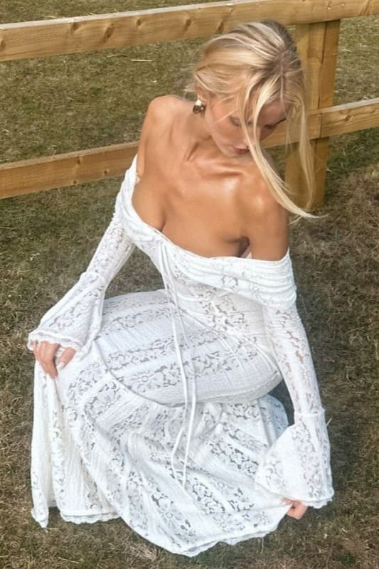 Schulterfreies Spitzenkleid mit ausgestellten Ärmeln, tailliertem Schnitt und elegantem Schleppe, Maxikleid