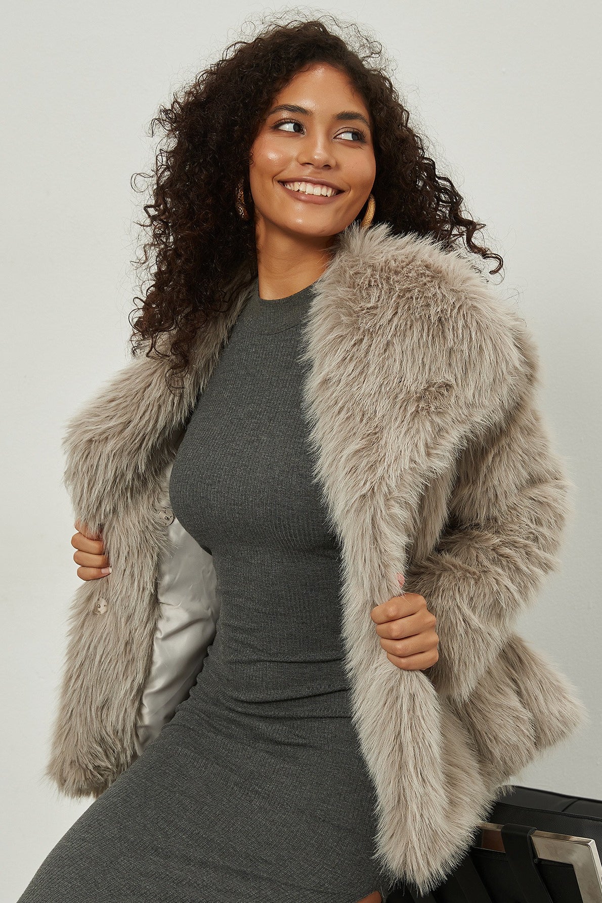 Cappotto invernale con rever a incavo in pelliccia sintetica