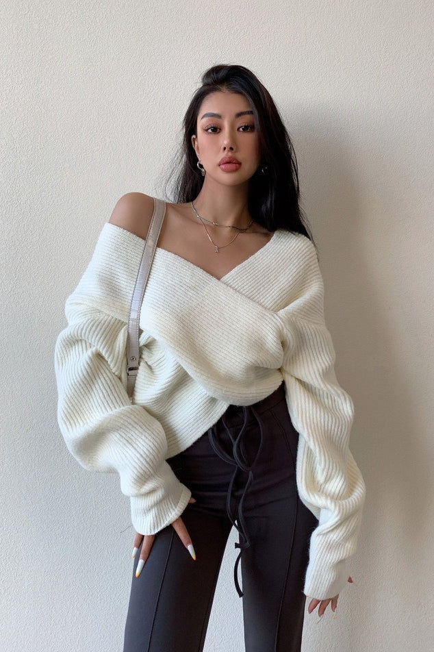 Solider Pullover mit V-Ausschnitt, gekreuzten Trägern, schulterfrei und asymmetrisch