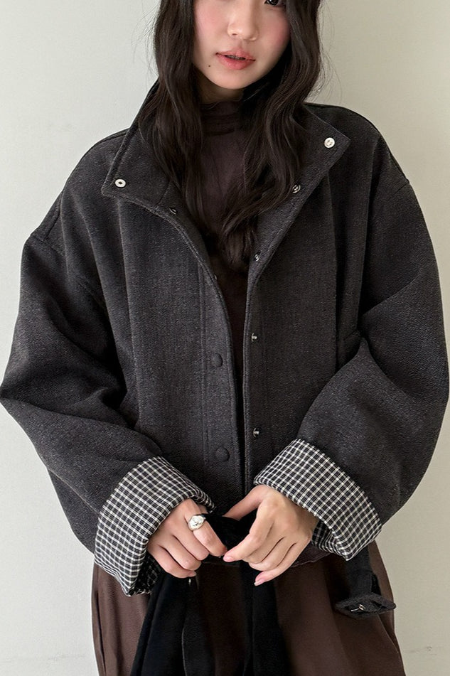 Abrigo de lana con cuello alto, piezas a cuadros y puños cortos