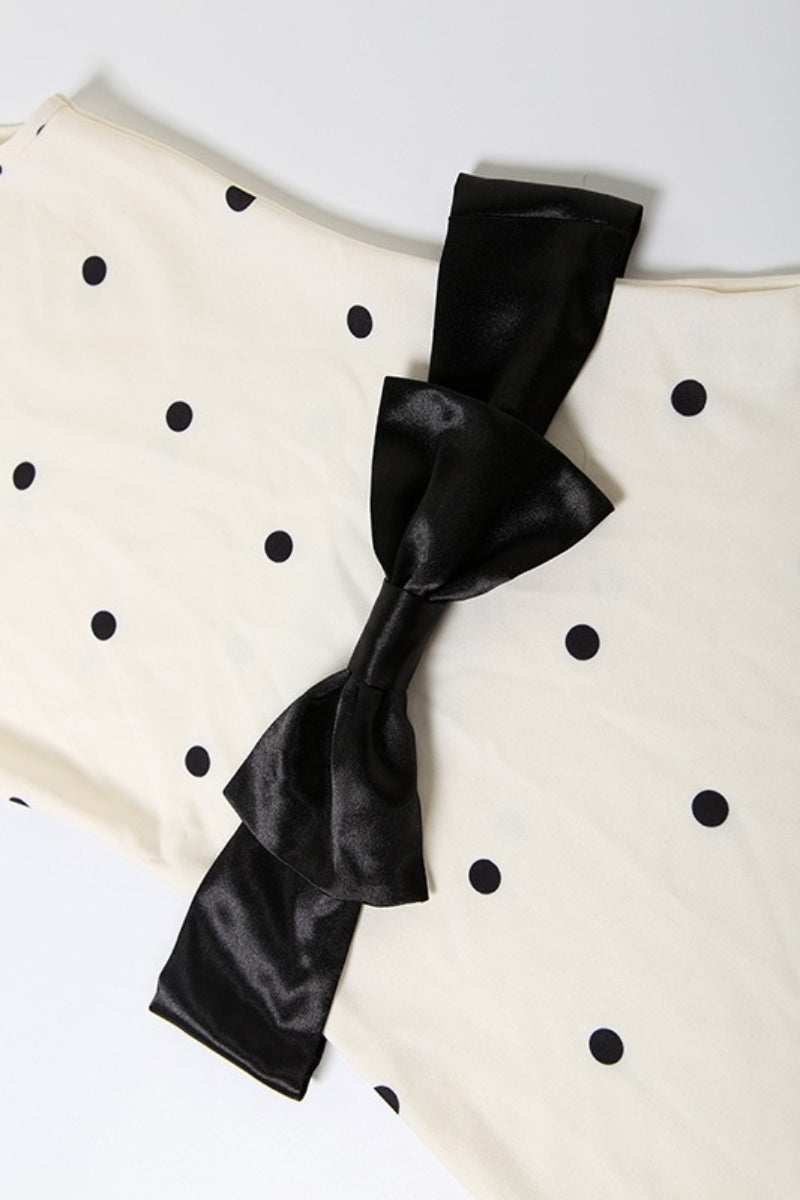 Robe courte à encolure ronde, taille cintrée, motifs à pois bicolores avec nœud