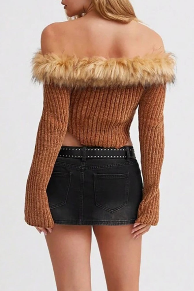 Schulterfreier schmal geschnittener Pullover mit Pelzbesatz