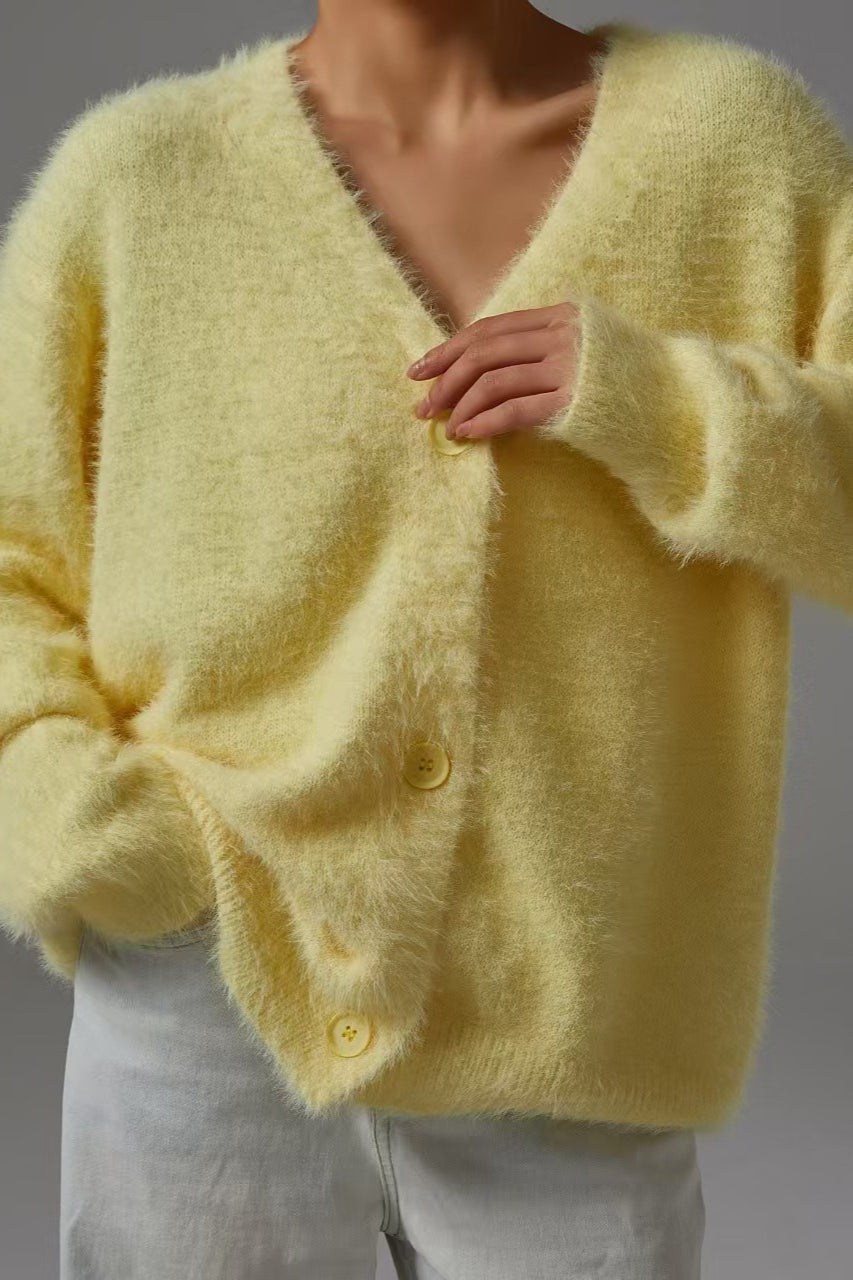 Strickjacke mit V-Ausschnitt aus Kunstpelzmischung