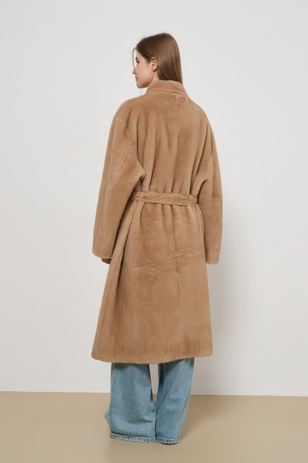 Abrigo largo elegante de señora de tweed con piel sintética lujosa