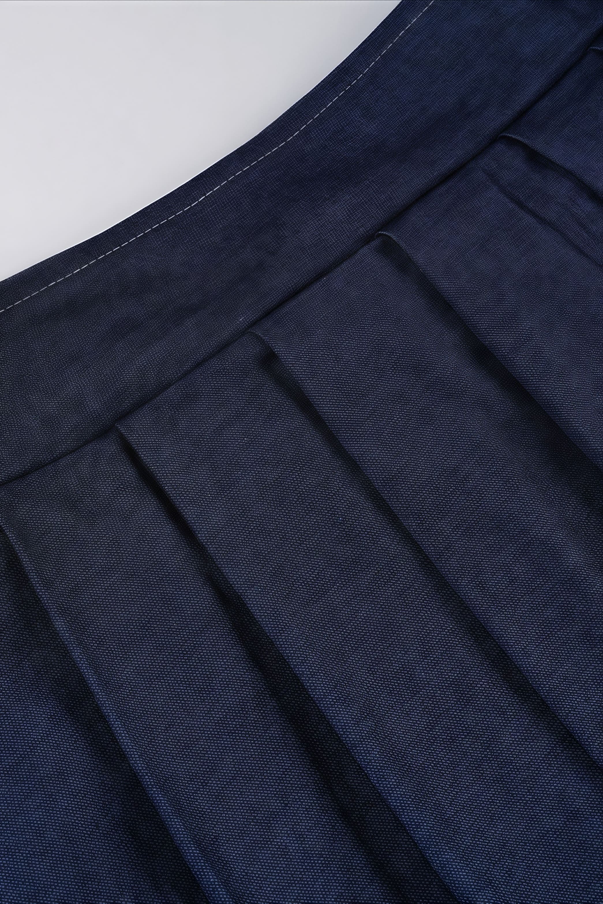 Completo con fascia a maglia solida, gonna a pieghe a vita bassa