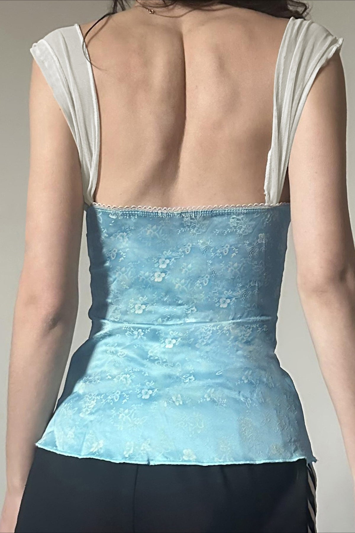 Canotta aderente con scollo quadrato, fiocco in pizzo e stampa floreale