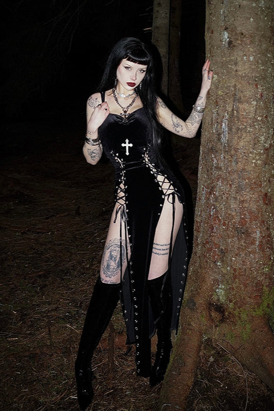 Eng anliegendes Split-Gothic-Kleid