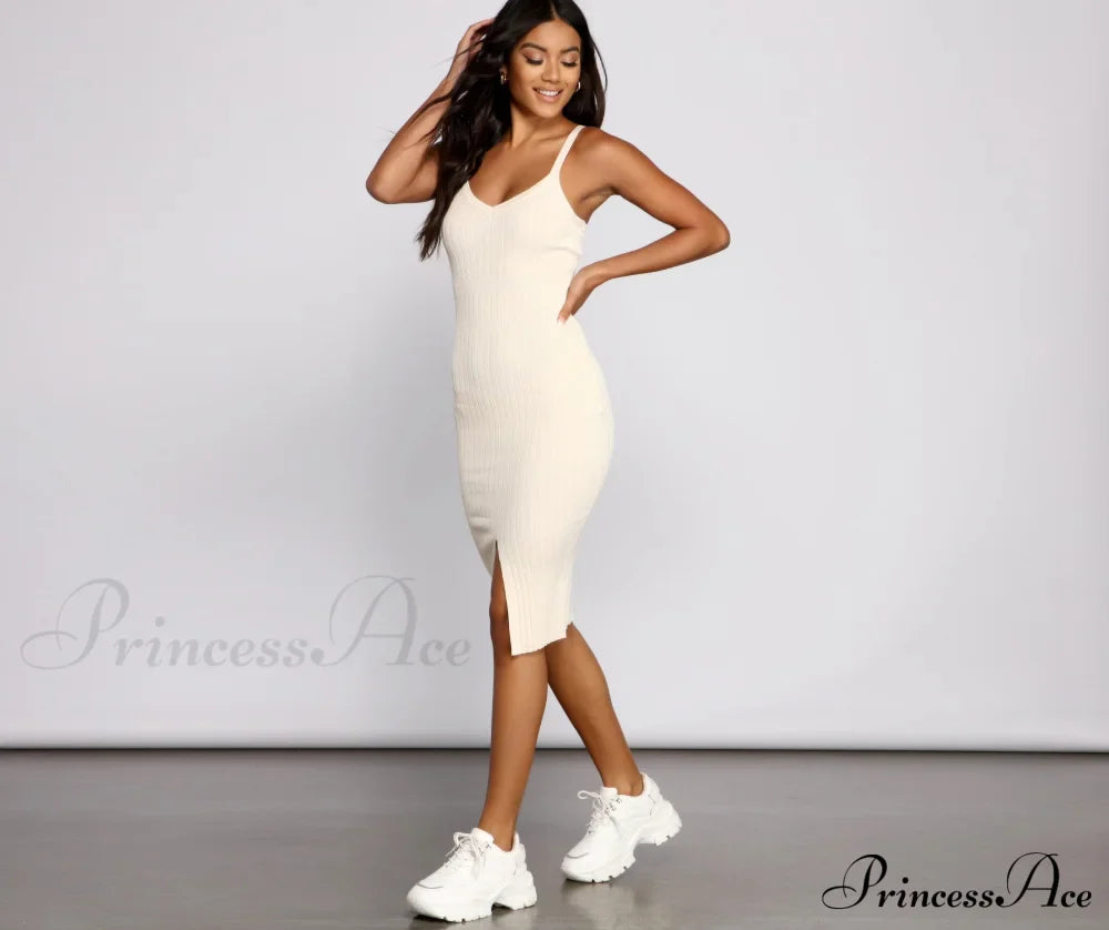 Better In Basics Charmantes geripptes Strickkleid