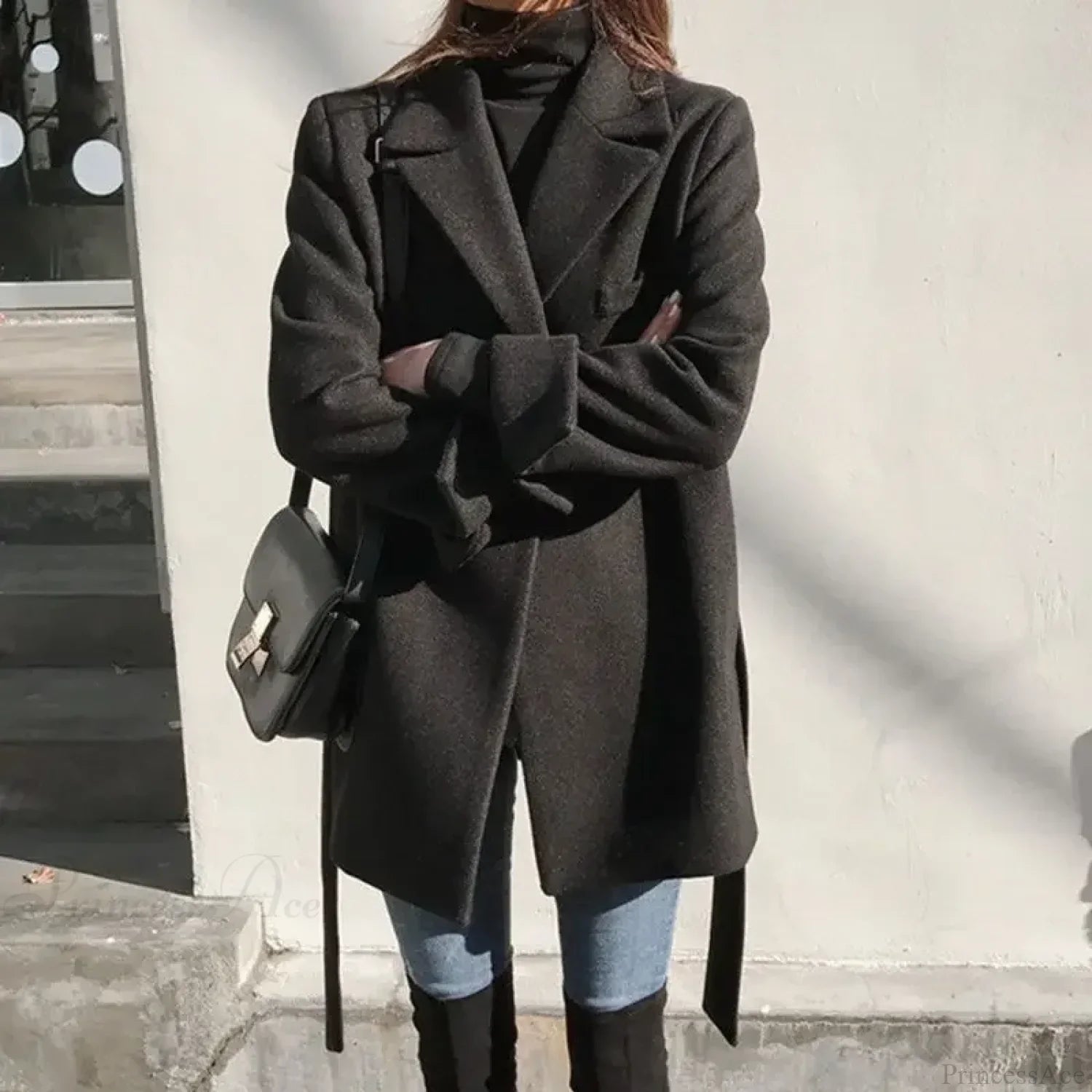 Abrigo largo negro de mezcla de lana con cordones