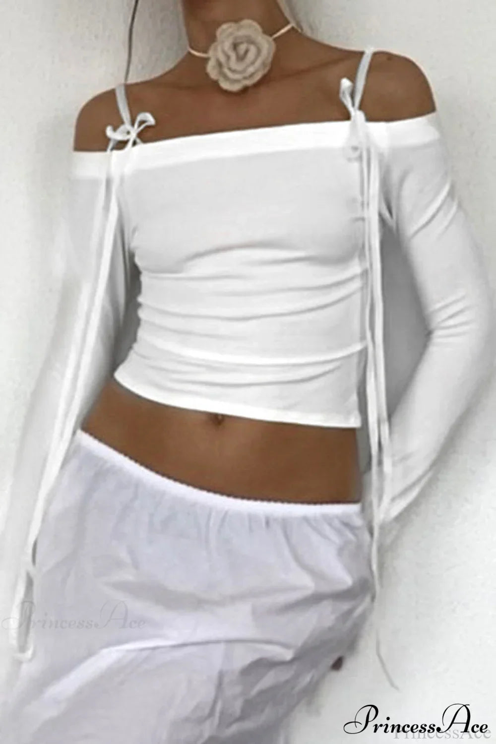 Top corto con hombros descubiertos, espalda al aire, manga larga y cinturón de lazo