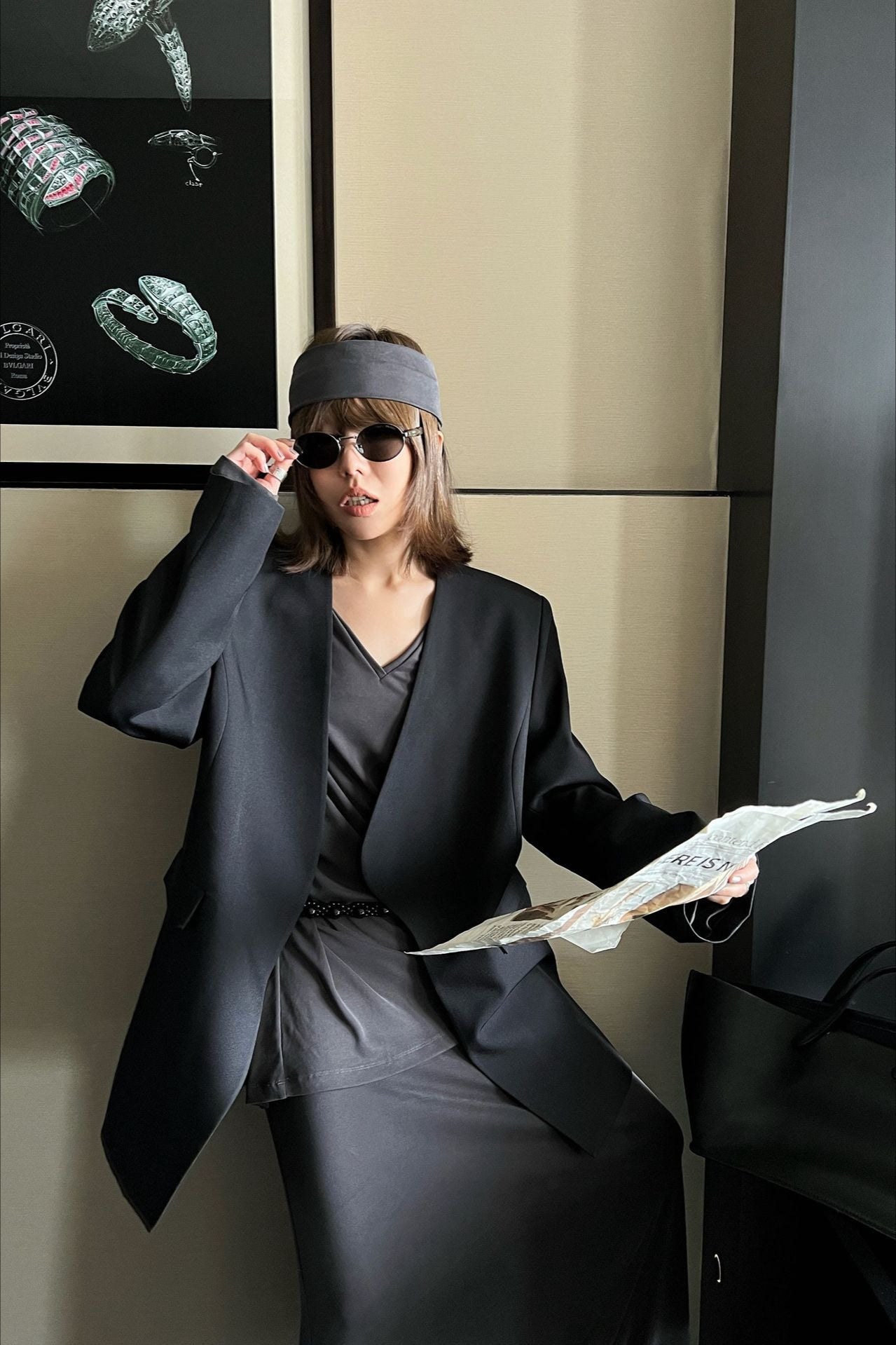 Přehnaně velké černé neformální sako