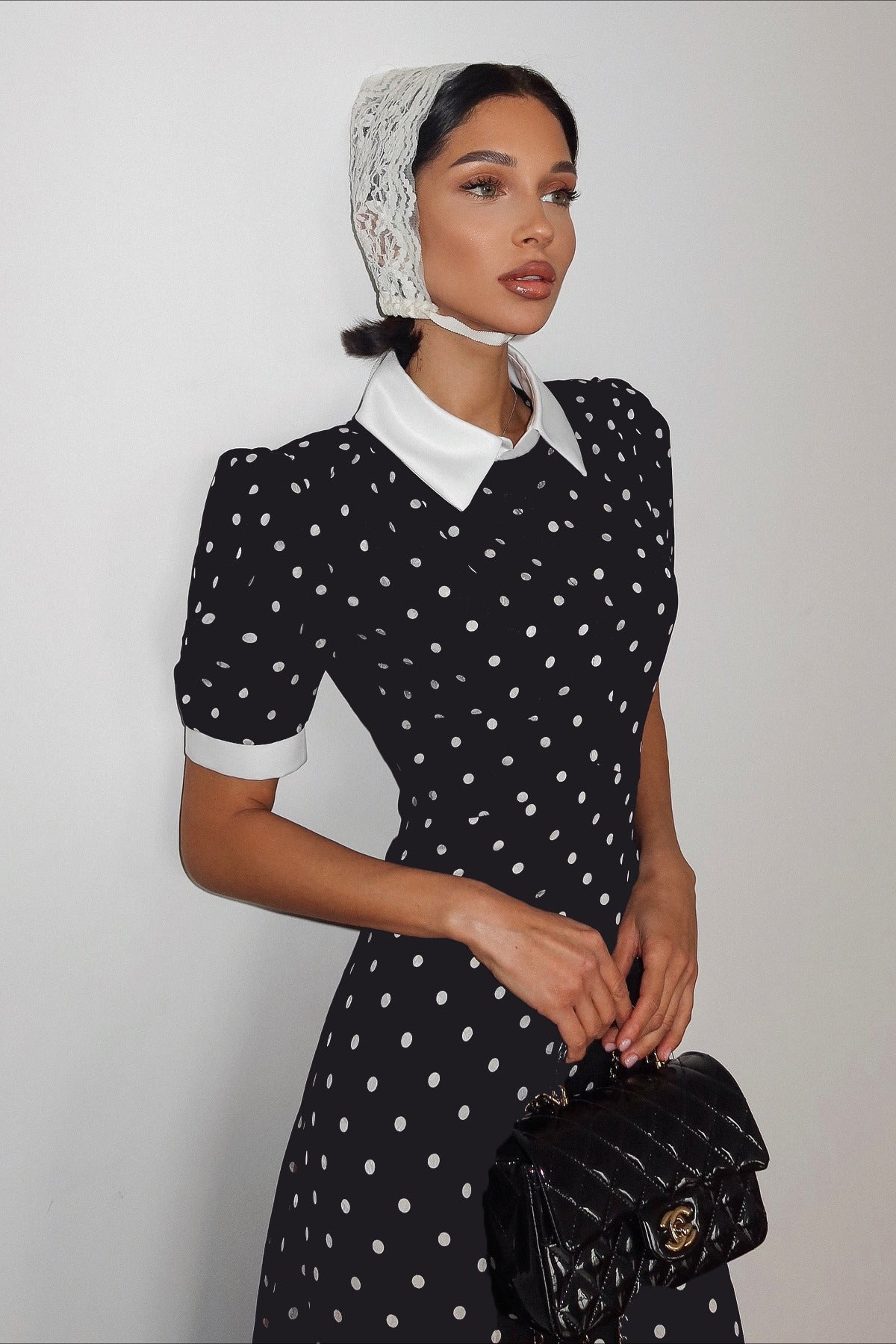 Robe longue à pois avec empiècements colorés et ceinture cintrée à la taille