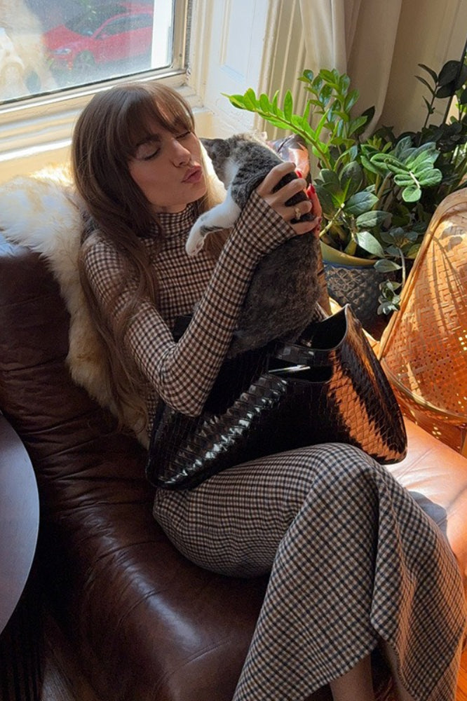 Conjunto elegante de dos piezas ajustado y ordenado con cuadros