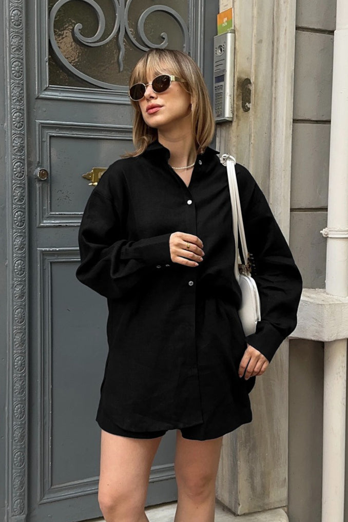 Schickes Freizeit-Set aus vielseitiger Strickjacke und kurzer Hose