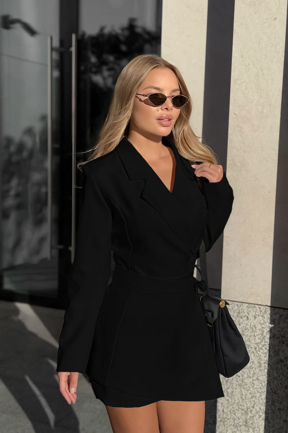 Elegantní sako s páskem vázaným v mašli v pase