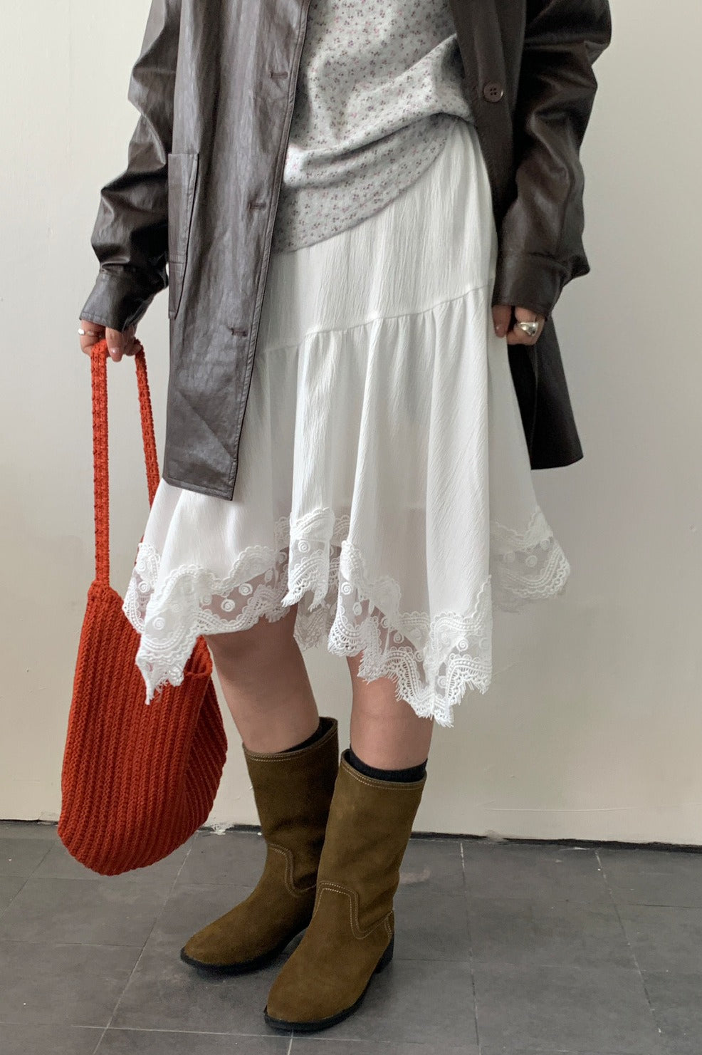 Modischer eleganter asymmetrischer Midirock mit Spitzenbesatz