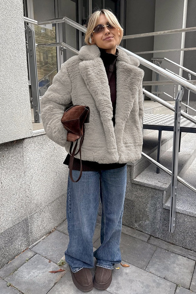 Abrigo suelto minimalista de forro polar de color sólido