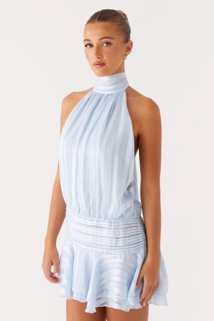 Vestido corto elegante de satén jacquard con rayas y cuello halter