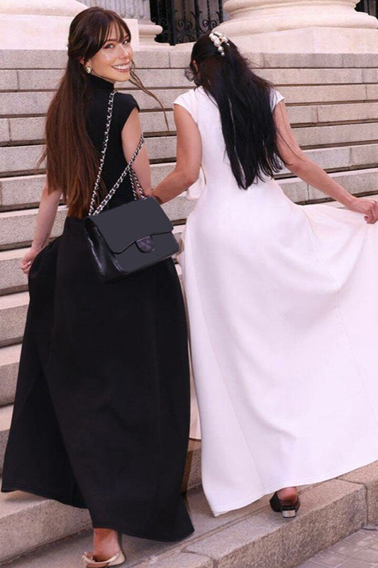 Solides ärmelloses Kleid mit geraffter Taille und elegantem Schnitt