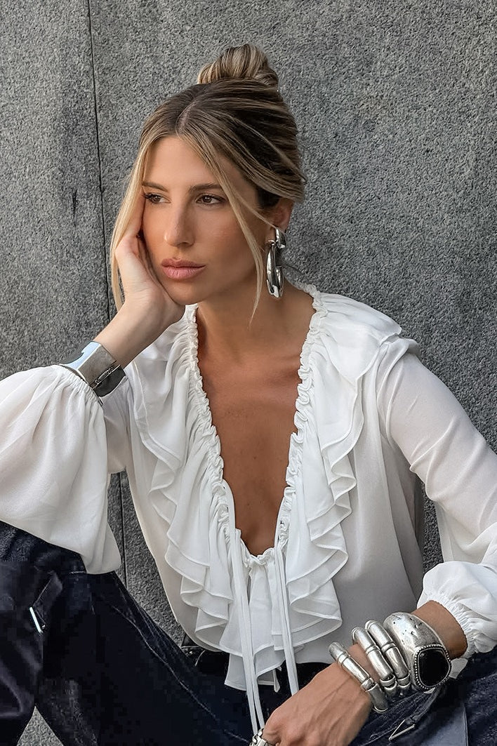 Blusa blanca con cuello en V con volantes y mangas farol