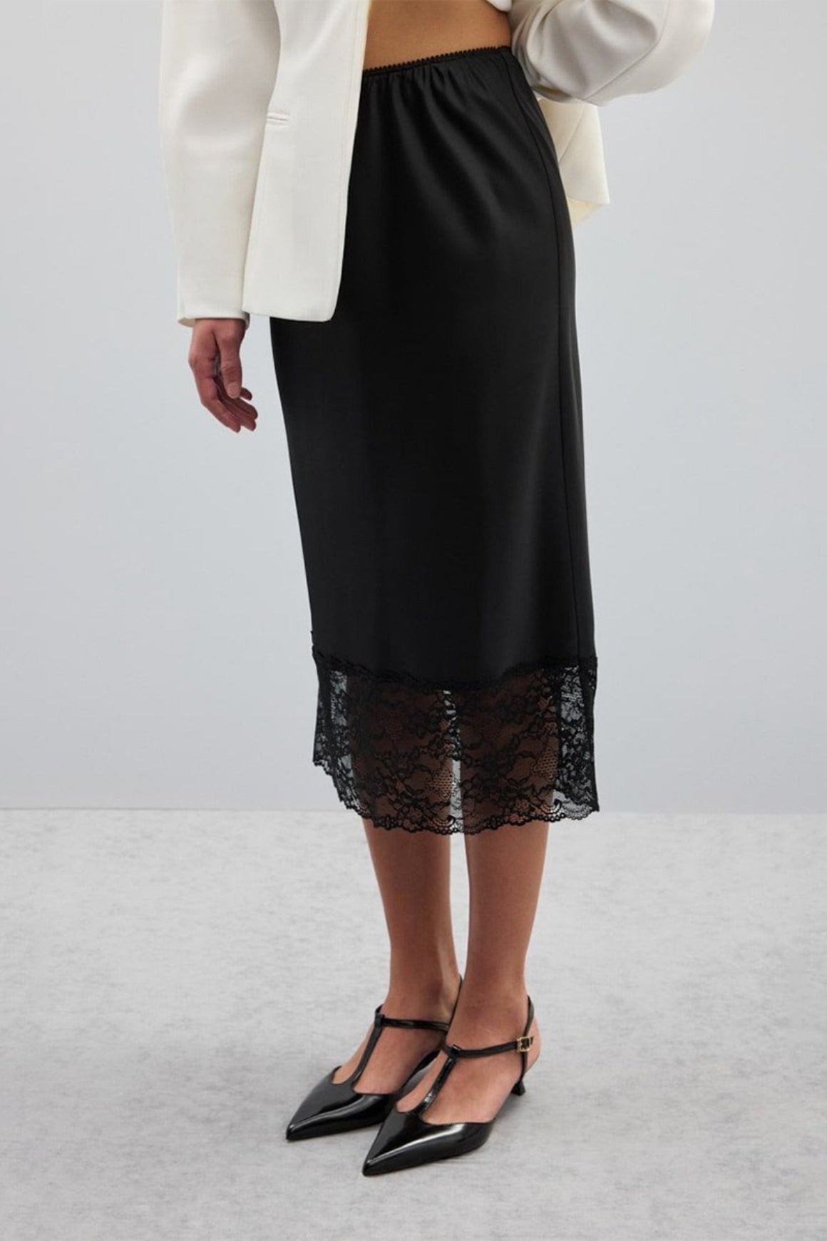 Jupe moulante en satin uni avec bordure en dentelle