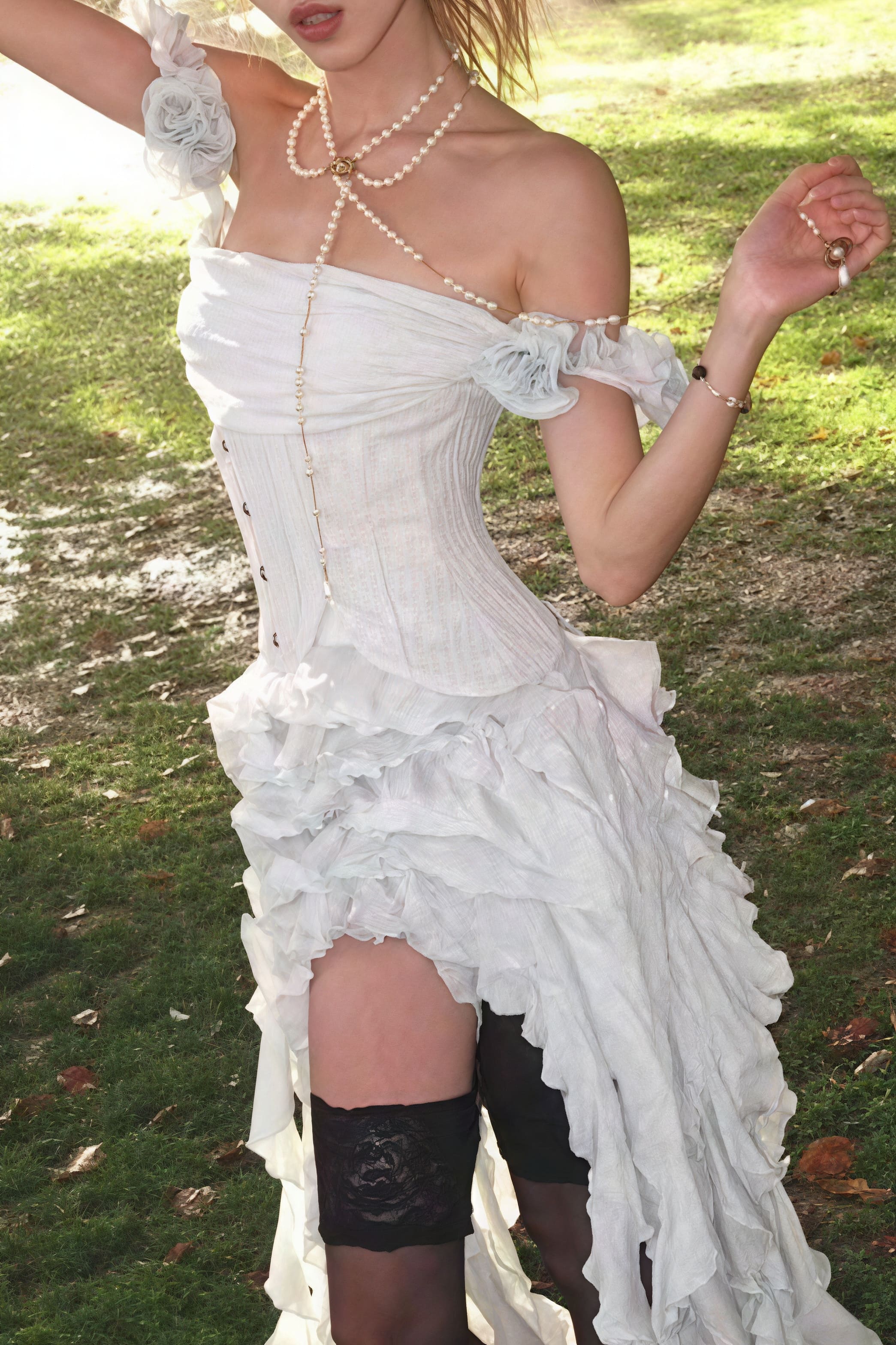 Vestido corto fluido con tirantes, borlas y dobladillo irregular