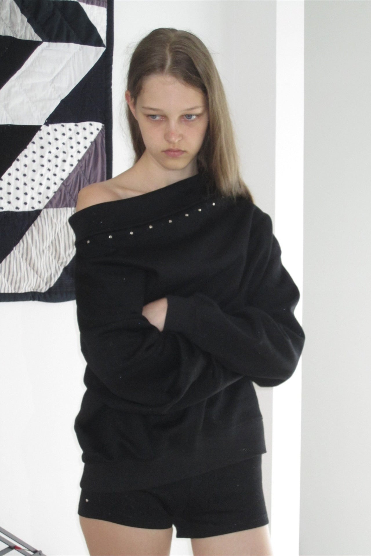 Sweat-shirt à manches longues à épaules dénudées avec clous