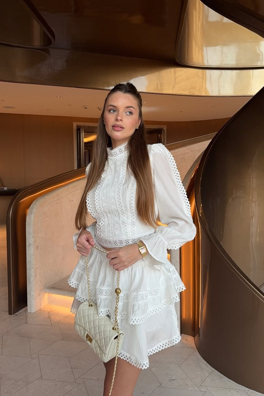 Conjunto de dos piezas con cuello alto de encaje antiguo y falda con volantes