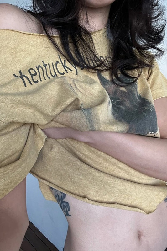 Blusa de manga corta con cuello asimétrico y estampado gráfico