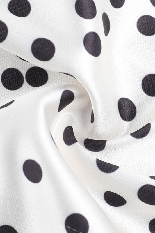 Abito corto aderente a pois con collo allacciato al collo